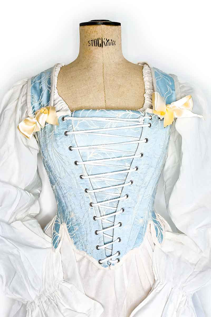 corset, ou corps baleiné, stays 18e siècle en damassé de satin bleu pastel brodé de feuillage ivoire avec bretelles à ruban