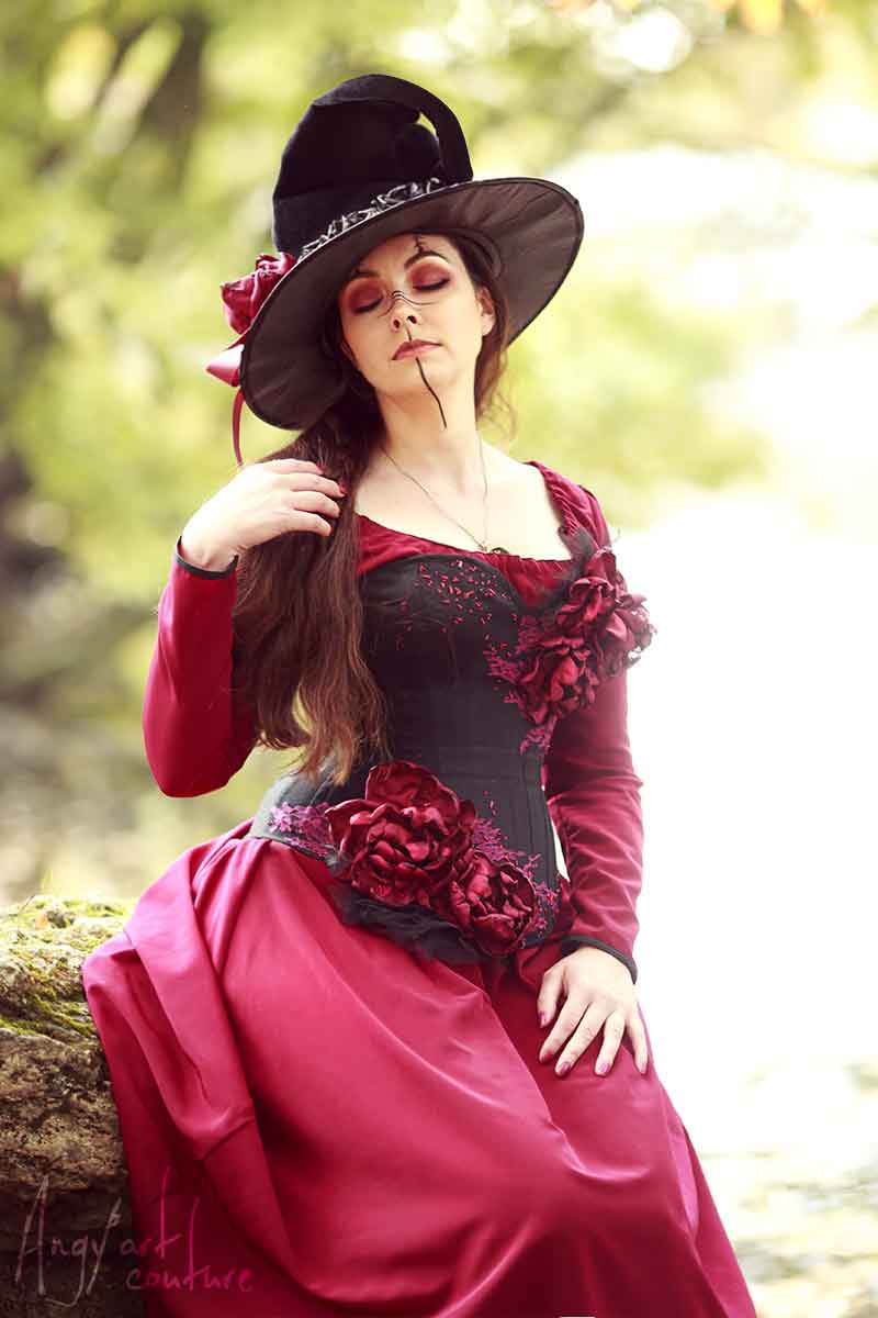 Location robe Corset Dahlia Rouge se compose d'un corset brodé à la main de fleurs, dentelles et perles