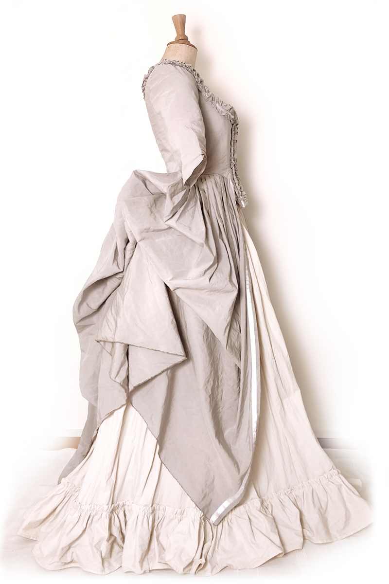 Robe à l'anglaise retrousése 18e siècle de profil
