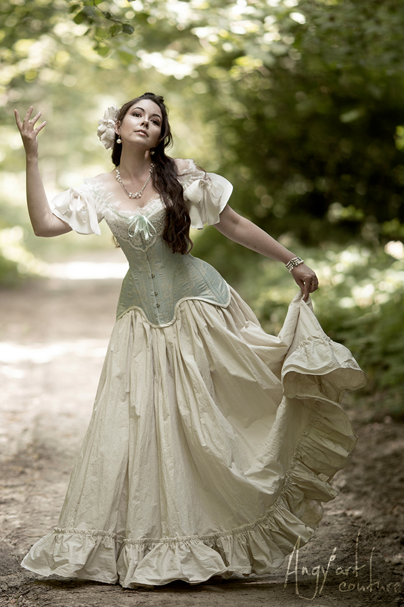 :Location robe Douceur d'Amande est un costume esprit 19e siècle.