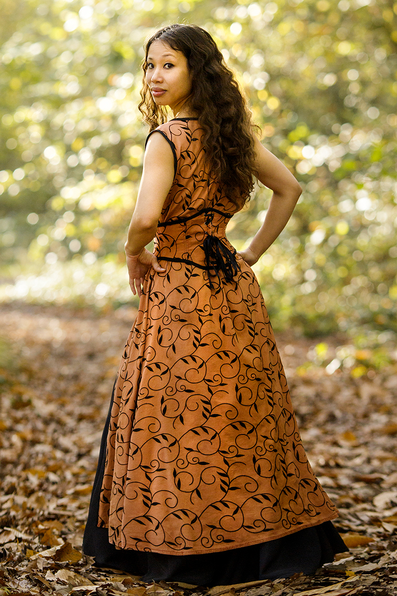 Location ensemble Robe d'Elfe des bois : robe en soie noir, veste en soie orange brodée et ceinture corset assortie