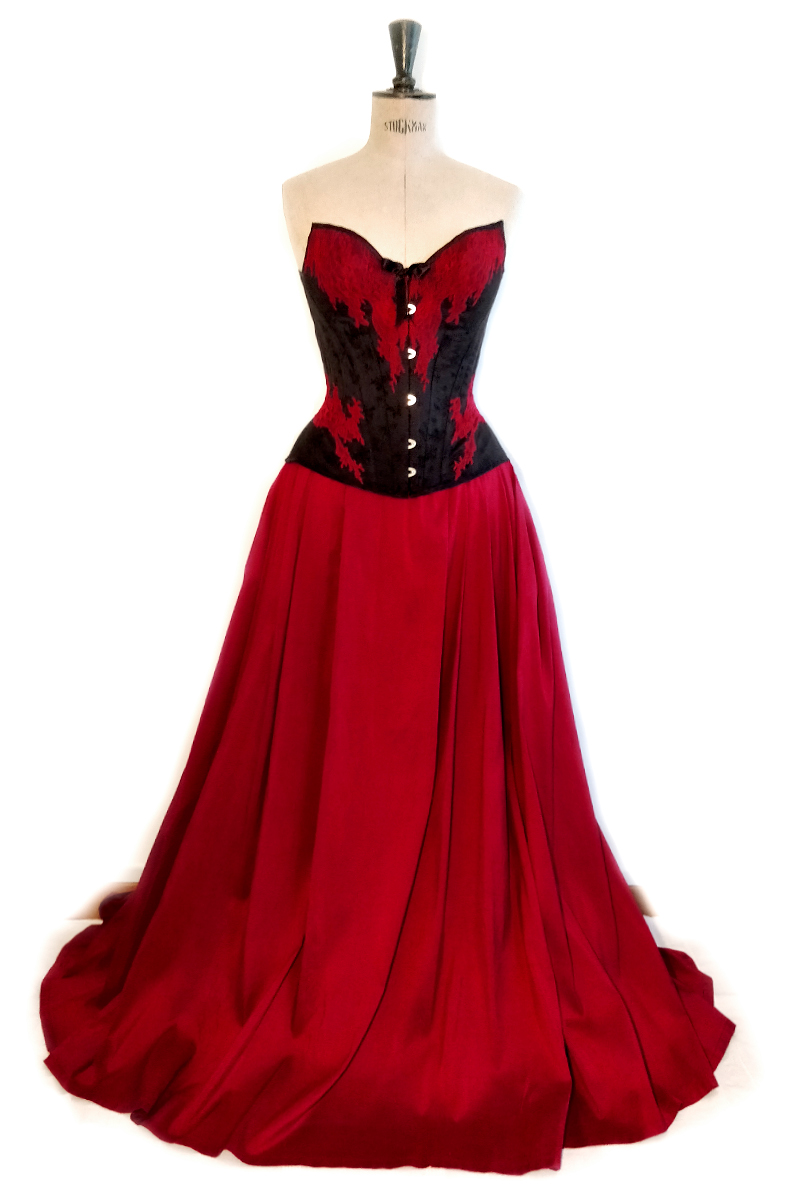La location de l'ensemble robe gothique Dark Amaterasu se compose d'un corset et d'une jupe.