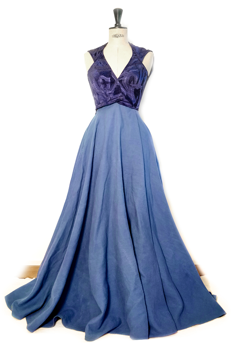 La robe à un buste bleu marine col V doublé coton et une jupe en lin épais. Vue de face