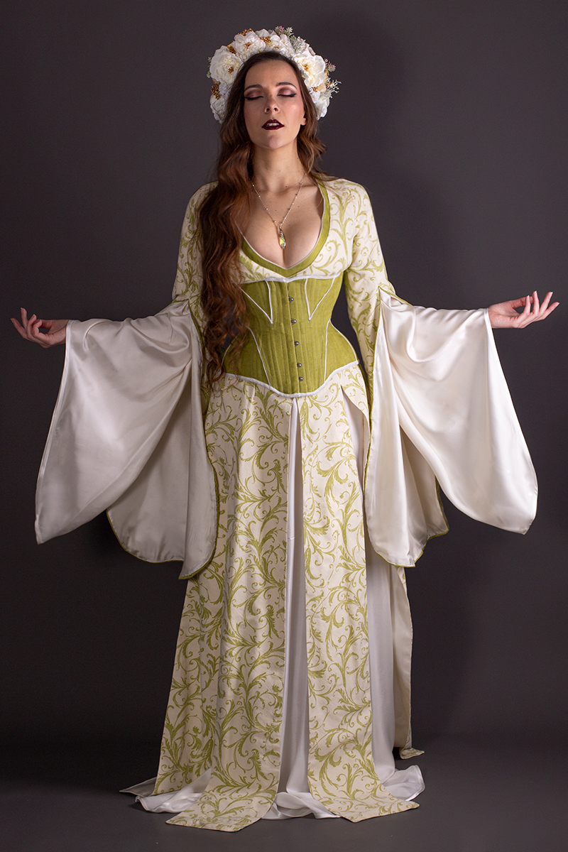 location Robe La Nymphe: corset vert,  robe motif vert doublée soie blanche et jupe soie blanche
