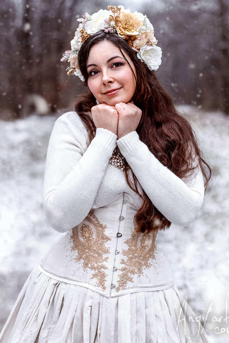 Location Robe Reine des neiges: serre taille brodé de doré, jupe ivoire, pull blanc, coiffe fleurs