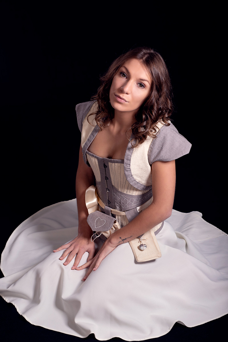 Location robe Steampunk blanc gris: corset, jupe, veste, guêtres